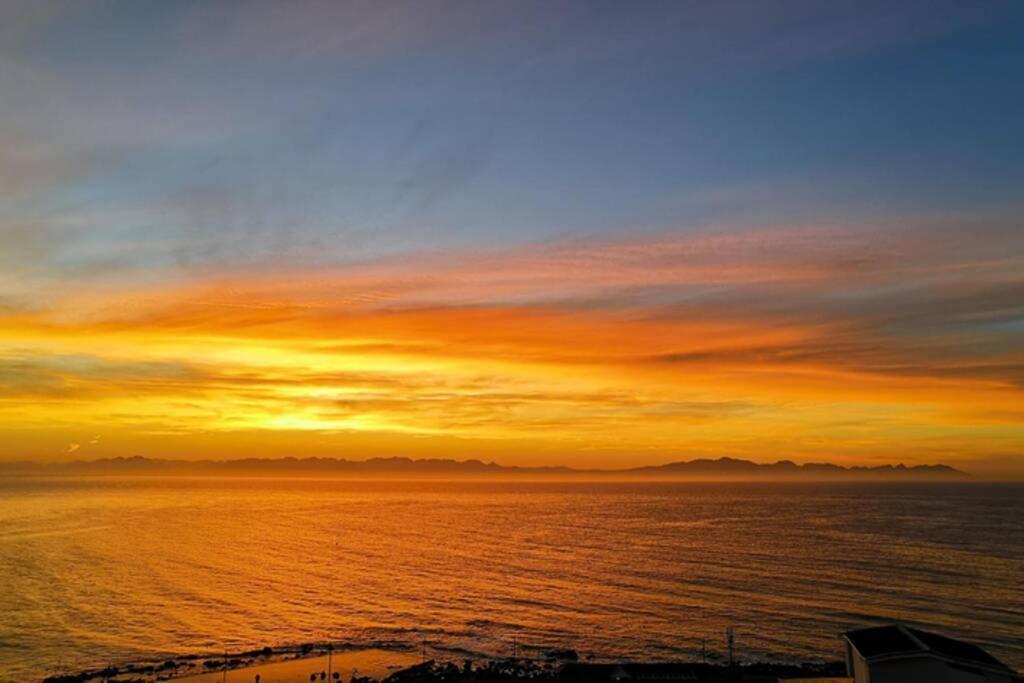 Relax,Revive,Reset & Enjoy The Sounds Of The Sea! Apartment เคปทาวน์ ภายนอก รูปภาพ